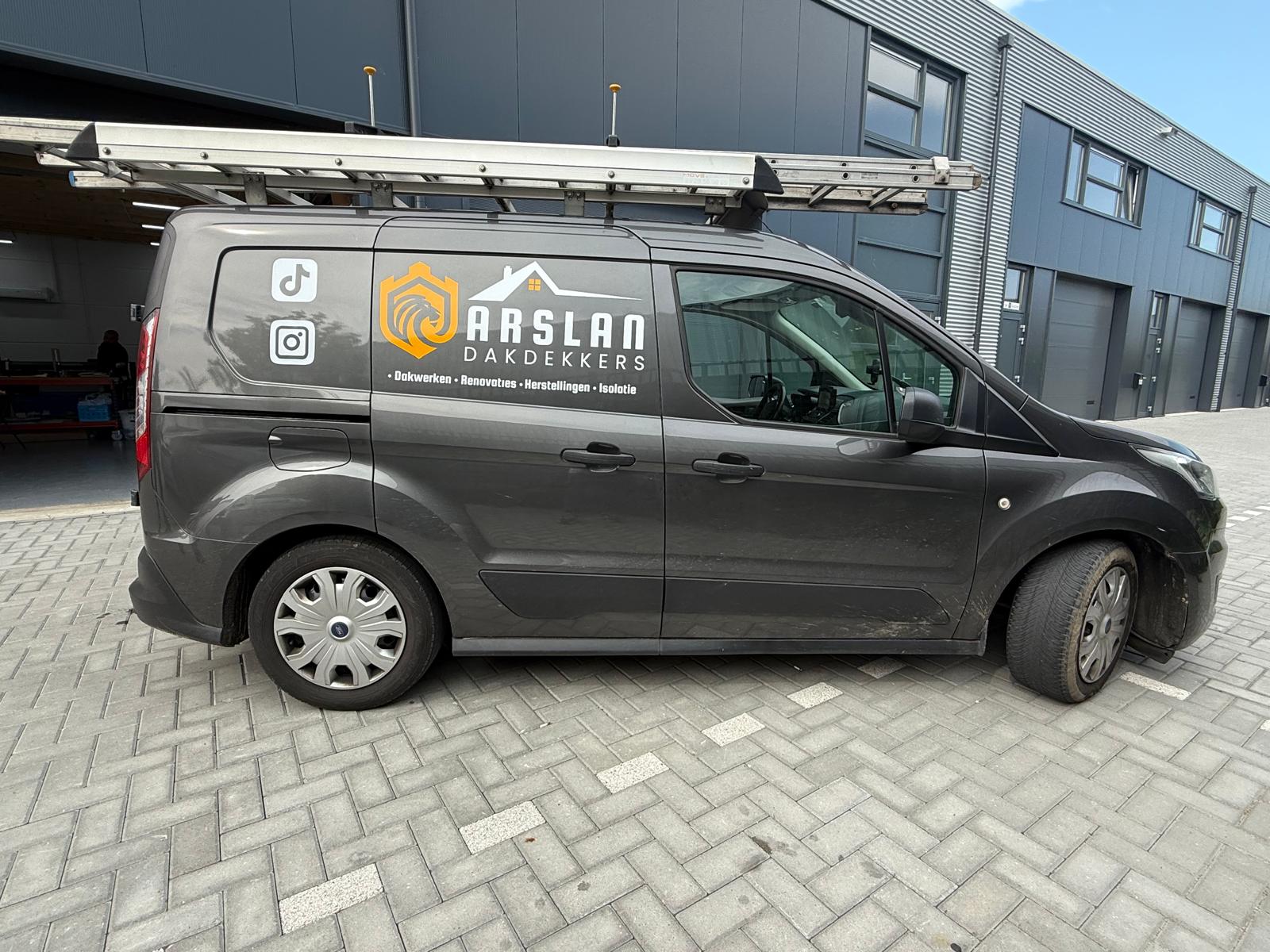 Ford Transit Connect met logo-belettering voor Arslan Dakdekkers
