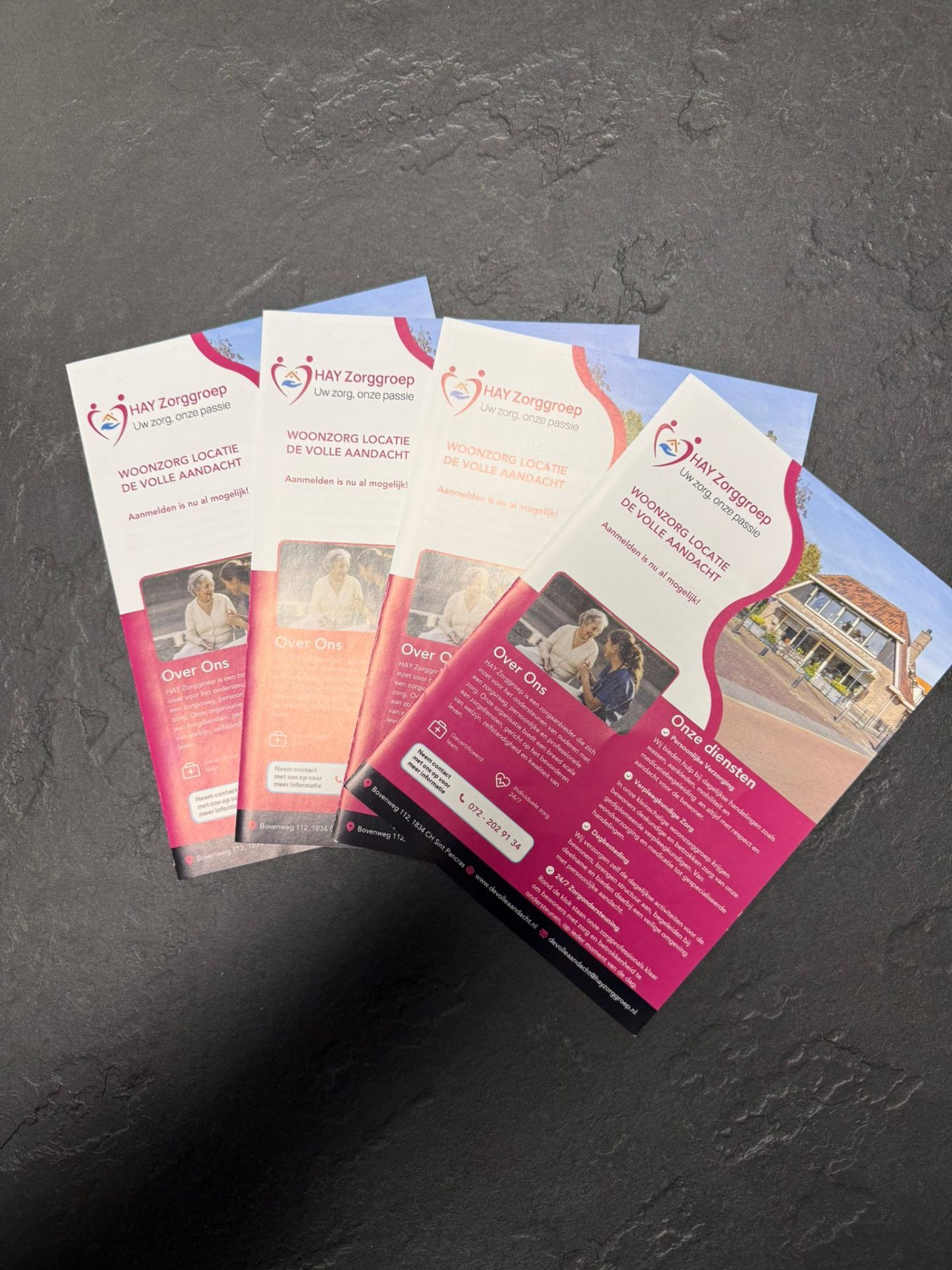 Gevouwen folders voor HAY Zorggroep — full-color drukwerk