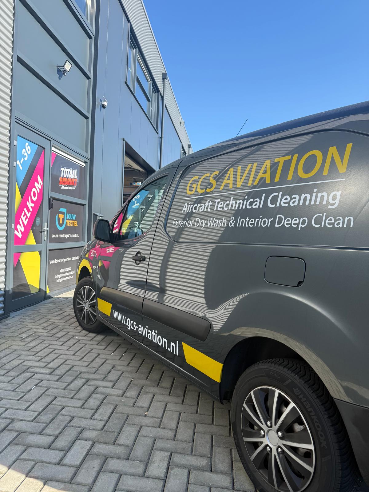 Peugeot Partner met belettering voor GCS Aviation