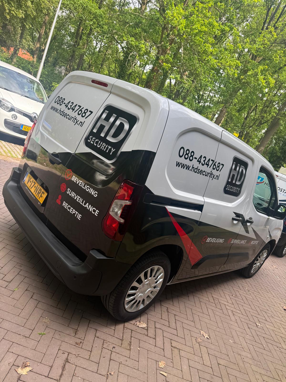 Peugeot Partner met partial wrap en achterruit-reclame voor HD Security