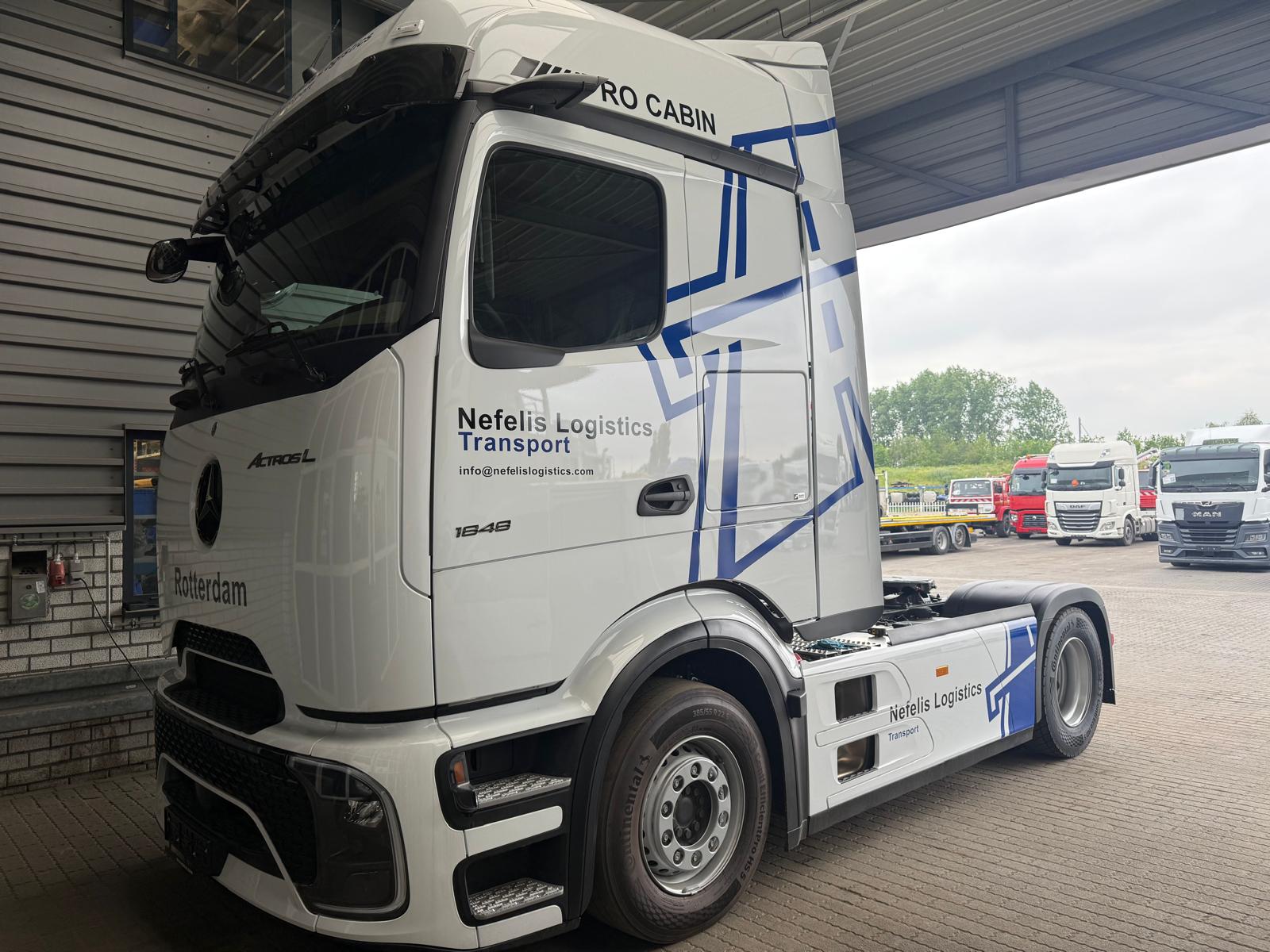 Mercedes Actros trekker met partial wrap voor Nefelis Logistics