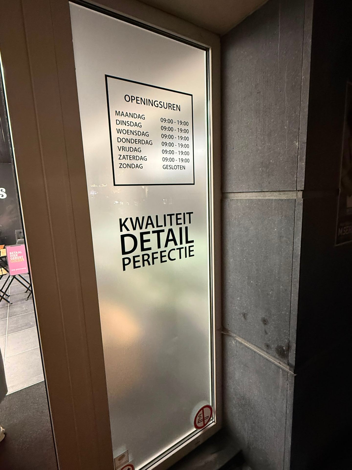 Etched-look raamsticker met openingstijden en slogan