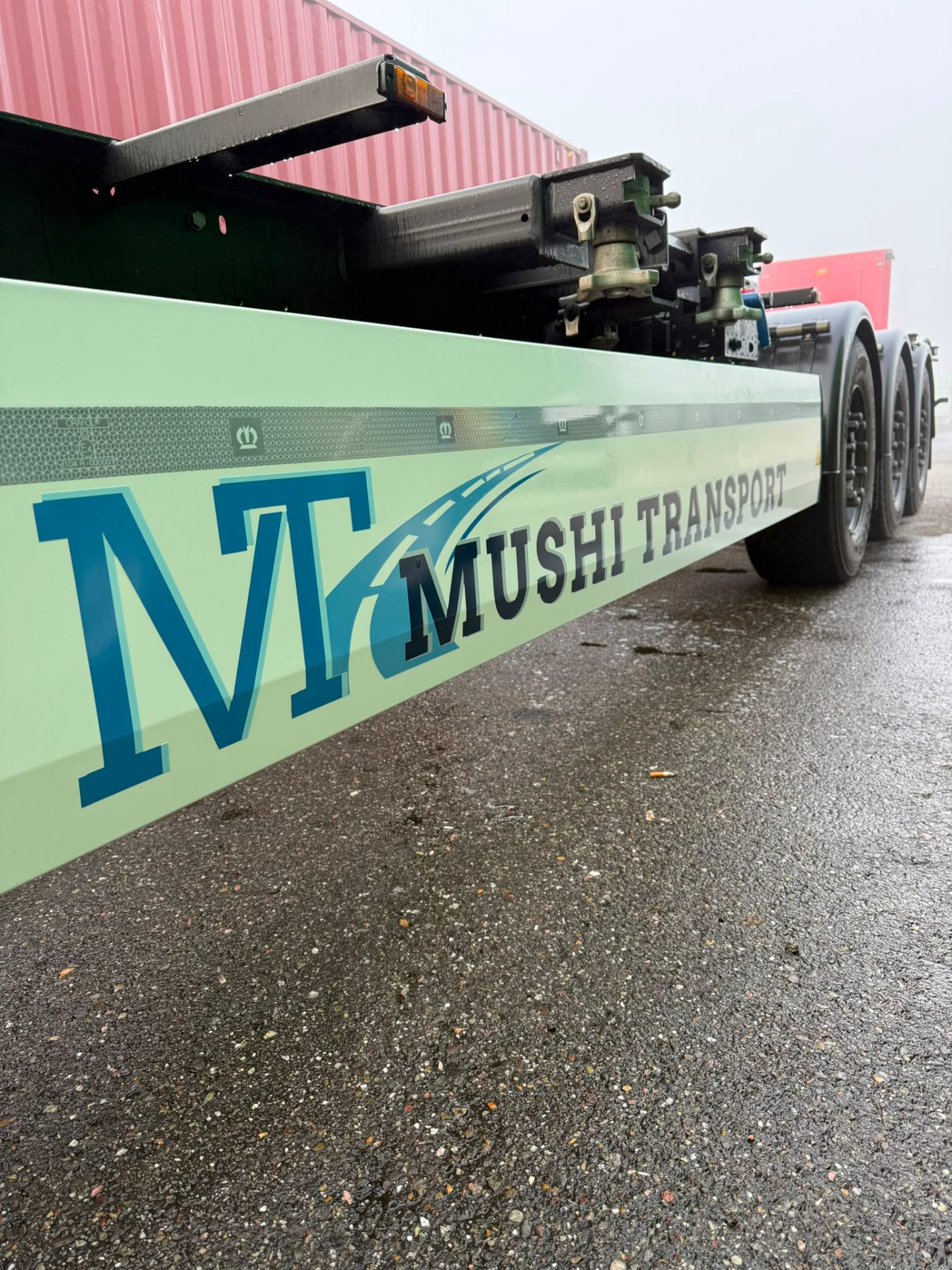 Voertuig-/trailersticker met bedrijfslogo voor Mushi Transport