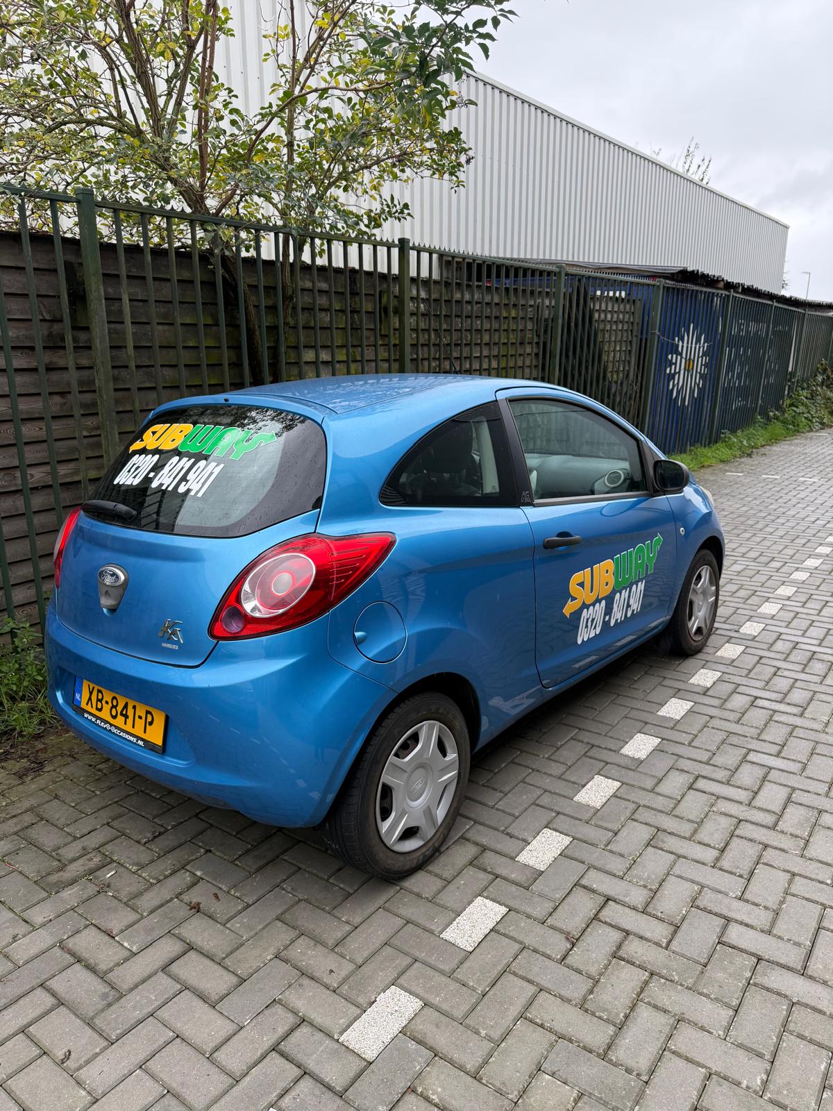 Ford Ka met belettering en achterruit-reclame voor Subway