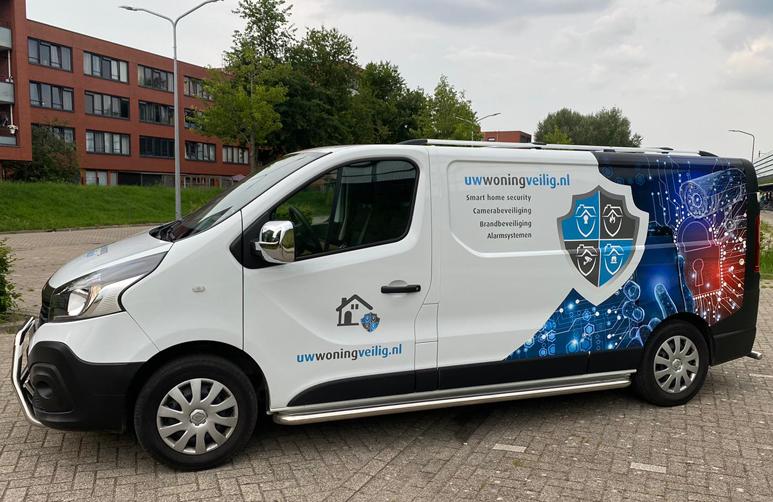 Renault Trafic bestelbus met full-color wrap voor uwwoningveilig.nl