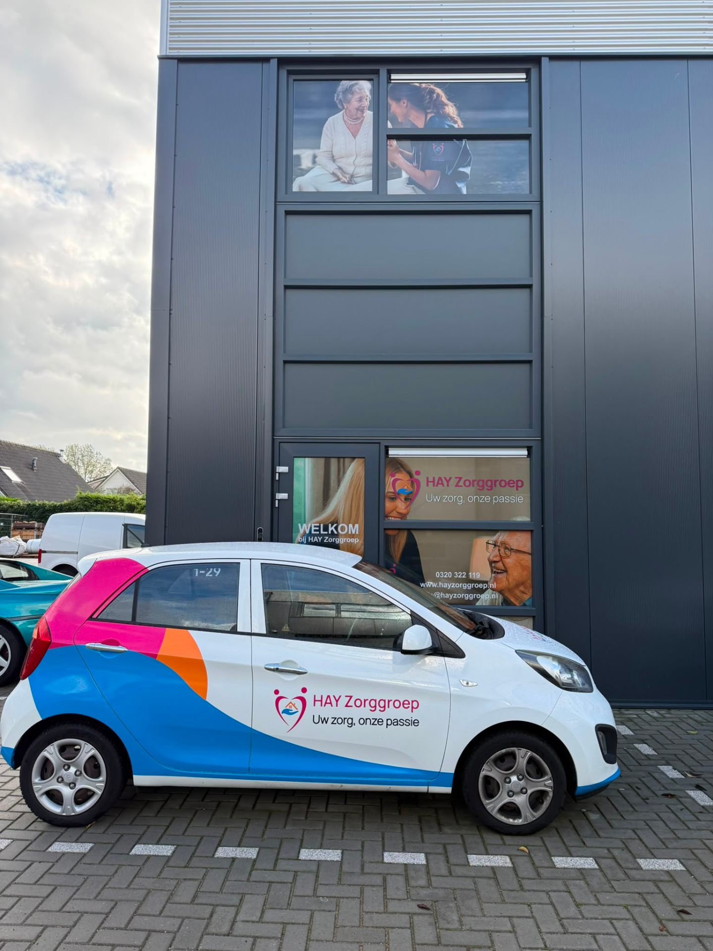 Personenauto belettering voor HAY Zorggroep
