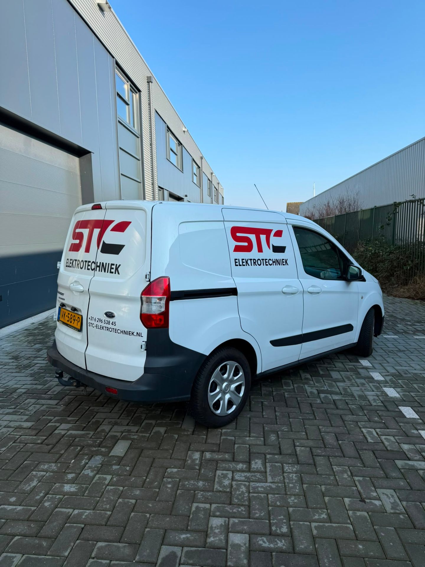 Bedrijfsauto belettering voor STC Elektrotechniek